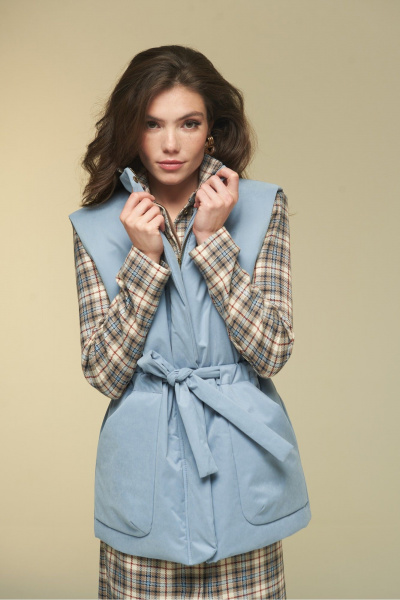 Теплый удлиненный жилет на подкладке с поясом DEVITA 4016 голубой - фото 12