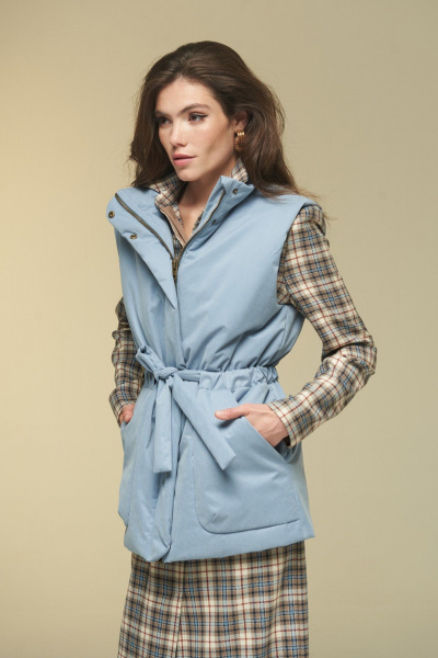 Теплый удлиненный жилет на подкладке с поясом DEVITA 4016 голубой - фото 9