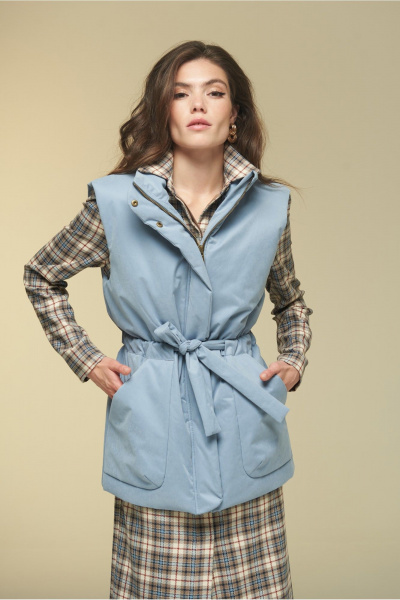 Теплый удлиненный жилет на подкладке с поясом DEVITA 4016 голубой - фото 1