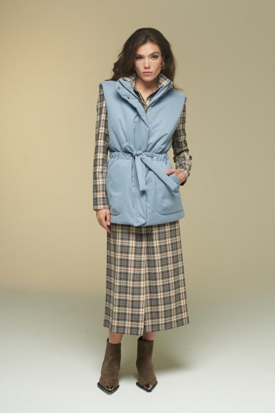 Теплый удлиненный жилет на подкладке с поясом DEVITA 4016 голубой - фото 7