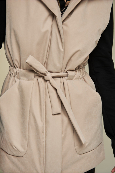 Жилет прямой на подкладке с высокой стойкой и поясом DEVITA 4016 песочный - фото 16