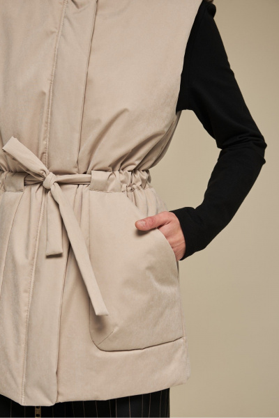 Жилет прямой на подкладке с высокой стойкой и поясом DEVITA 4016 песочный - фото 14