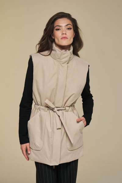 Жилет прямой на подкладке с высокой стойкой и поясом DEVITA 4016 песочный - фото 13