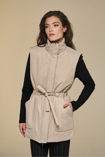 Жилет прямой на подкладке с высокой стойкой и поясом DEVITA 4016 песочный - фото 12