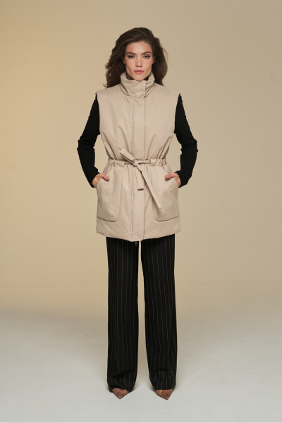 Жилет прямой на подкладке с высокой стойкой и поясом DEVITA 4016 песочный - фото 11