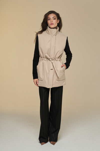 Жилет прямой на подкладке с высокой стойкой и поясом DEVITA 4016 песочный - фото 9