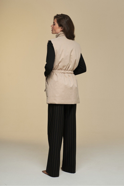 Жилет прямой на подкладке с высокой стойкой и поясом DEVITA 4016 песочный - фото 8