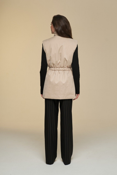 Жилет прямой на подкладке с высокой стойкой и поясом DEVITA 4016 песочный - фото 7