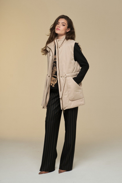 Жилет прямой на подкладке с высокой стойкой и поясом DEVITA 4016 песочный - фото 6