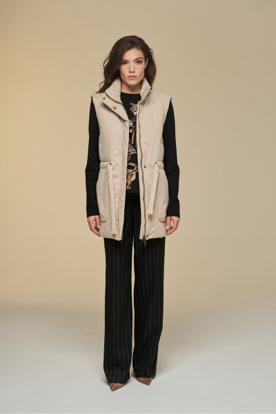 Жилет прямой на подкладке с высокой стойкой и поясом DEVITA 4016 песочный - фото 3