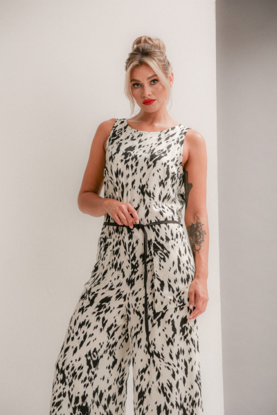 Комбинезон летний полуприлегающий с запахом и карманами Ma Vie М-142/1 молочно-черный - фото 4