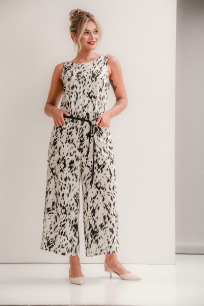 Комбинезон летний полуприлегающий с запахом и карманами Ma Vie М-142/1 молочно-черный - фото 1