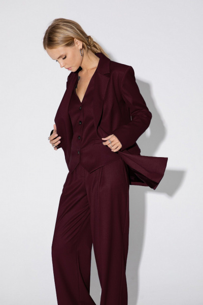Костюм-тройка из текстиля с жилетом и свободными брюками PiRS 5031 бургунди - фото 2