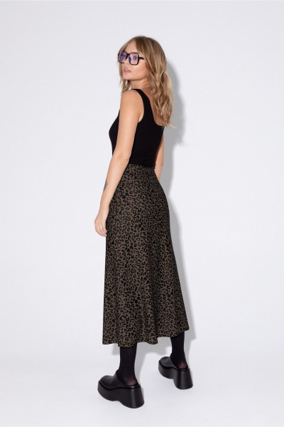 На каждый день комплект из джемпера и юбки с анималистичным принтом PiRS 5427 черный+ коричневый - фото 4