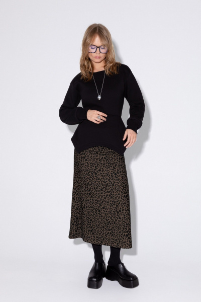 На каждый день комплект из джемпера и юбки с анималистичным принтом PiRS 5427 черный+ коричневый - фото 1