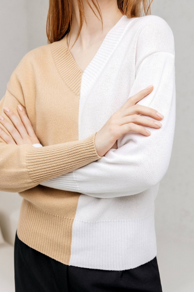 Джемпер с разными цветами и заниженной линией плеч Romgil РВ0143-ХЛ5 соломенный,белый - фото 2