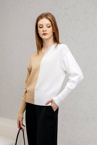 Джемпер с разными цветами и заниженной линией плеч Romgil РВ0143-ХЛ5 соломенный,белый - фото 1