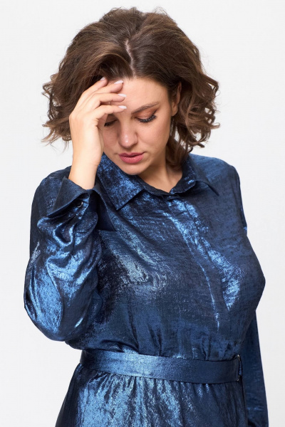 Элегантное платье из ткани с блестящим эффектом и воротником рубашечного типа Koketka i K 1192-1 синий - фото 7