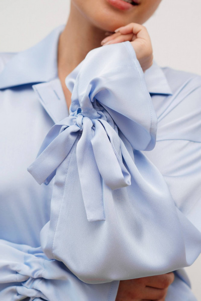 Блузка из атласа с рукавом и бантиком на манжете Ivera 5134 голубой - фото 8