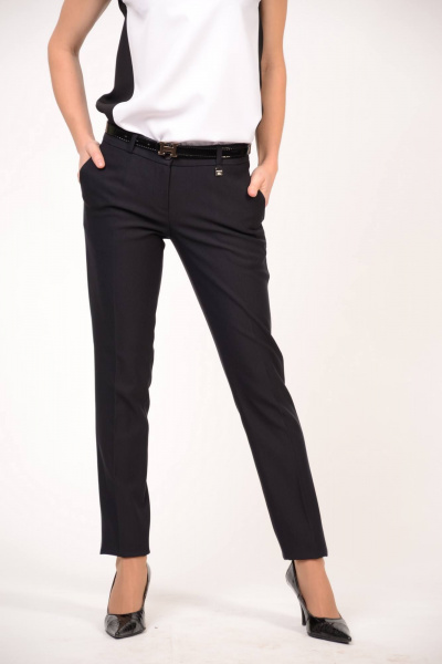 Зауженные женские брюки классического кроя из текстиля с ремнем Domna 12068.170 темно-синий - фото 2