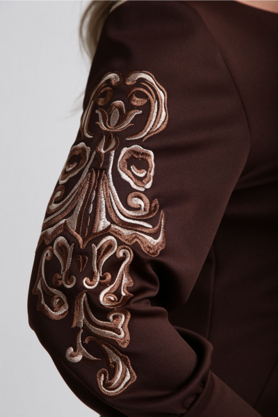 Платье из трикотажа с декоративной вышивкой и фигурными вытачками Vilena 1006 шоколад - фото 8