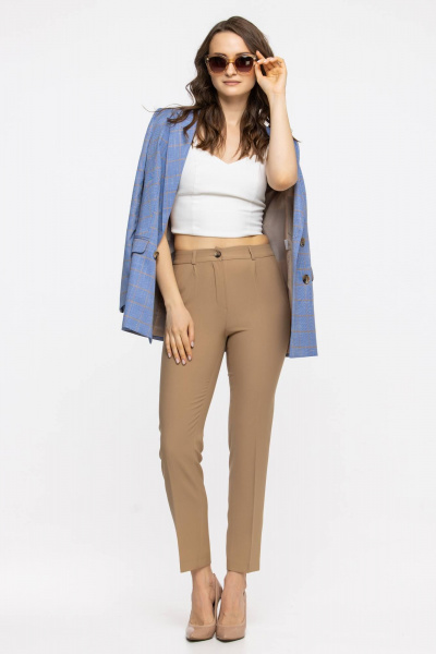 Классический костюм жакет и зауженные брюки из текстиля Domna 16076 песочный - фото 8