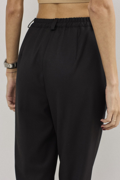 Зауженные брюки из текстиля с ременной петлей и складками DAVA 5211 черный - фото 5