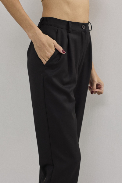Зауженные брюки из текстиля с ременной петлей и складками DAVA 5211 черный - фото 4