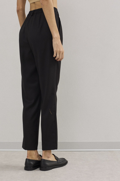 Зауженные брюки из текстиля с ременной петлей и складками DAVA 5211 черный - фото 3