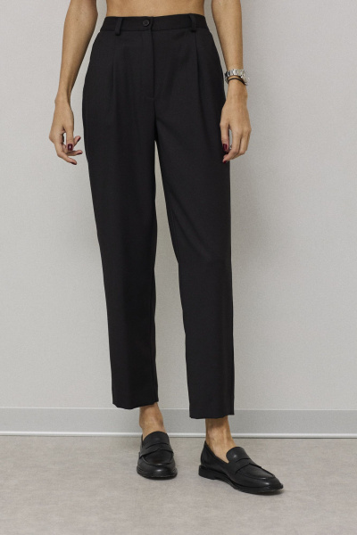 Зауженные брюки из текстиля с ременной петлей и складками DAVA 5211 черный - фото 2
