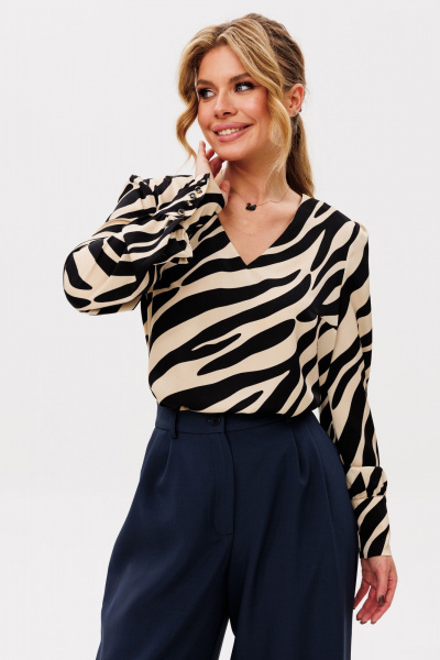 Круглогодичная блуза из текстиля с V-вырезом и сборками Ambera Style 1038-4 - фото 5