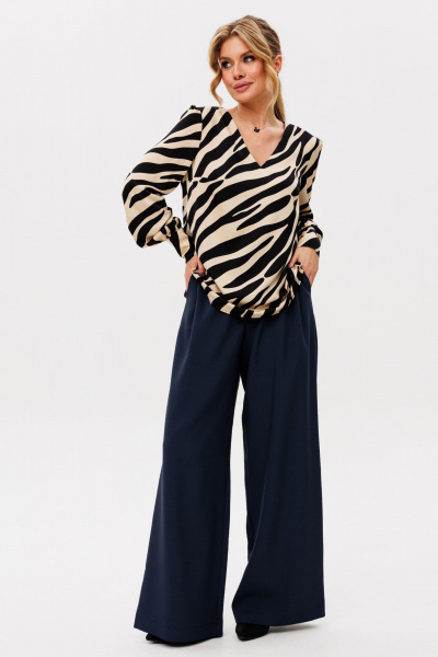 Круглогодичная блуза из текстиля с V-вырезом и сборками Ambera Style 1038-4 - фото 3