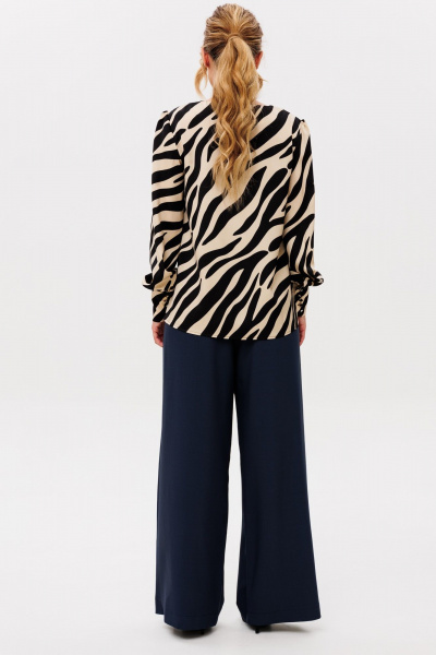 Круглогодичная блуза из текстиля с V-вырезом и сборками Ambera Style 1038-4 - фото 2