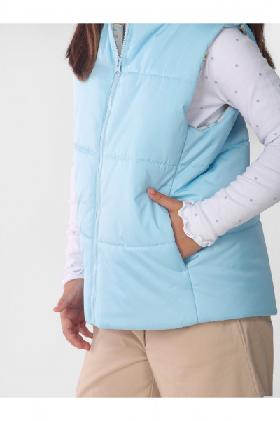 Демисезонный утепленный жилет для девочки с строчками АРТУС 23С79-Р57 светло-голубой - фото 4