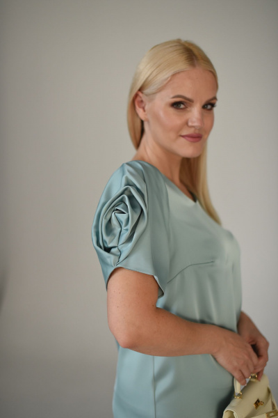 Платье до колена из шелковистой ткани с рукавом-розой Мастер Мод 833ас шалфей - фото 7