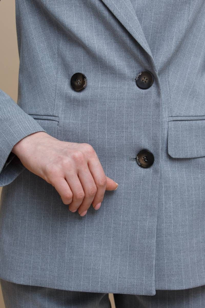 Серый деловой костюм из текстиля с зауженными брюками Domna 16063 серый - фото 6