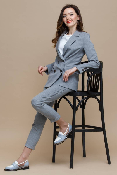 Серый деловой костюм из текстиля с зауженными брюками Domna 16063 серый - фото 2