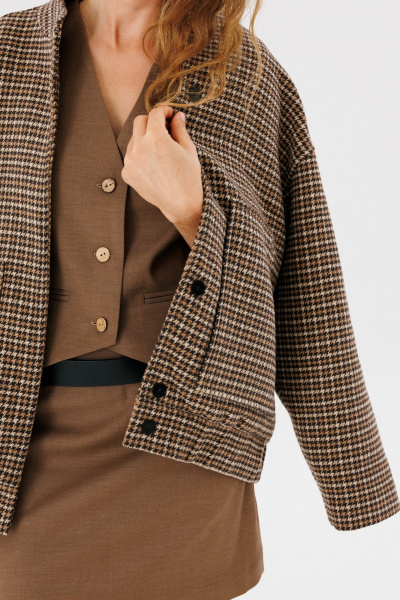 Демисезонный коричневый жилет из поливискозы с карманами FAMA 24038-2 коричневый - фото 6