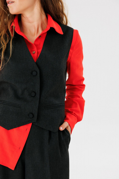 Черный жилет из поливискозы с имитацией карманов FAMA 24038-3 графит - фото 4