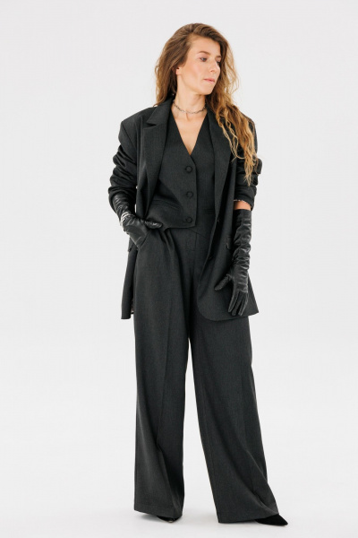 Черный жилет из поливискозы с имитацией карманов FAMA 24038-3 графит - фото 3