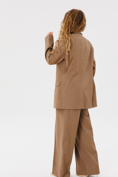 Деловой оверсайз жакет из поливискозы с карманами FAMA 24037-2 коричневый - фото 2