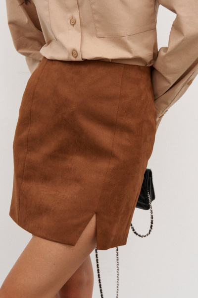 Юбка из замшевой ткани короткая с разрезом шоколадная ANNETE A1283/2 - фото 3