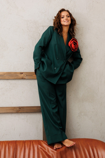 Костюм из костюмной ткани с прямым жакетом и широкими брюками Mubliz 190 изумруд - фото 8