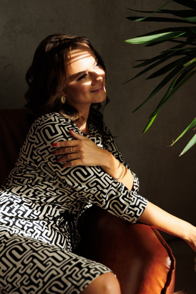 Платье из трикотажа с принтом зебра и кулисой на талии Mubliz 211 геометрия - фото 7