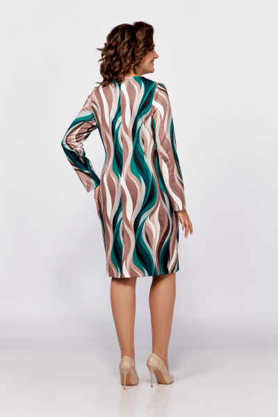 Платье полуприлегающее из трикотажа с вытачками и съёмным украшением Swallow 786 мультиколор - фото 8