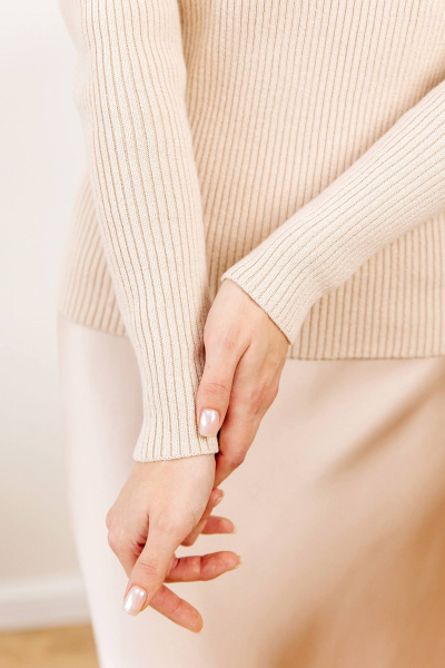 Джемпер прилегающий из мягкой пряжи с V-образным вырезом для стильных образов Romgil РВ0118-ХЛ5 крем-брюле - фото 4