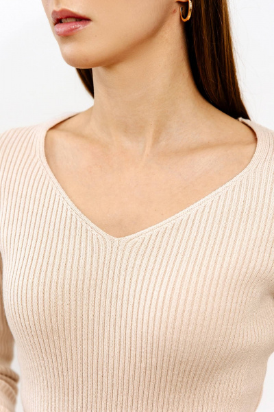 Джемпер прилегающий из мягкой пряжи с V-образным вырезом для стильных образов Romgil РВ0118-ХЛ5 крем-брюле - фото 3