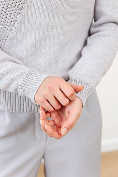 Джемпер вязаный прямой силуэт с разрезом на плече Romgil РВ0123-ХЛ5 жемчужный серый - фото 6