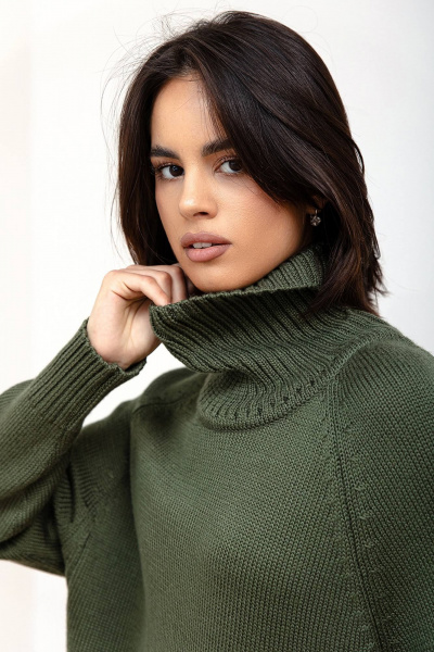 Свитер оверсайз из шерстяной пряжи для повседневного образа Romgil РВ0124-ШЕ5 оливковый - фото 5