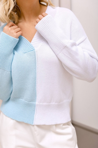 Джемпер из пряжи с заниженной линией плеча из двух цветов Romgil РВ0143-ХЛ5 белый, бледно-голубой - фото 3
